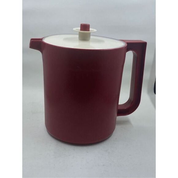 Vintage Tupperware Drink Pitcher USA 1575-8 Red Plastic w/ Lid Serving Retro - Picture 1 of 6